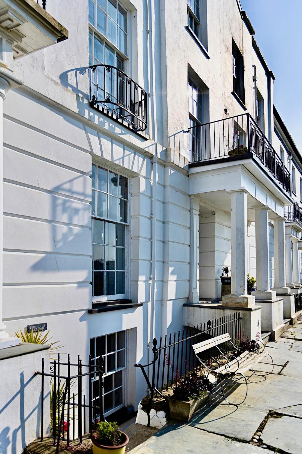 Paramount Apartments Ilfracombe, Arty Seaside Holiday Apartments Quarto foto